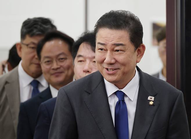 김병기 더불어민주당 원내대표가 21일 서울 여의도 국회에서 열린 취임 100일 기자간담회에 참석하고 있다. 김 원내대표는 이날 기자간담회에서 “경제형벌 합리화 약속을 지키겠다”며 “배임죄는 폐지하겠다”고 말했다. [사진 출처 = 연합뉴스]