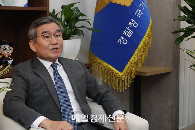 박성주 경찰청 국가수사본부장이 지난 18일 서울 서대문구 국가수사본부에서 매일경제와 인터뷰를 하고 있다. 경찰은 오는 10월 ‘전기통신 금융사기통합대응단’을 출범시키고 신고 제보 접수부터 범행 수단 차단과 수사까지 아우르는 대응에 나설 예정이다. 2025.09.18 [이충우 기자]