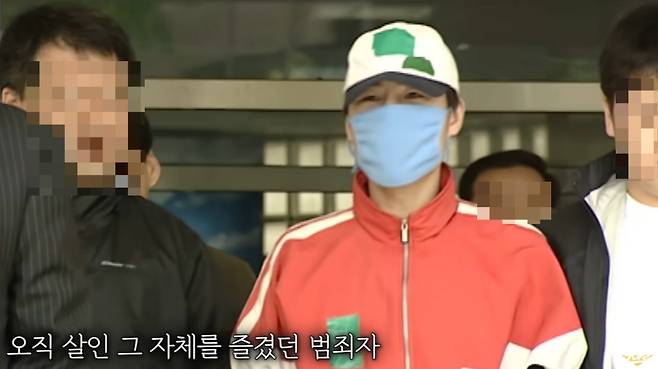 2006년 경찰에 체포된 연쇄살인범 정남규의 모습. 그는 13명을 살해하고 20명에게 중상을 입힌 혐의 등으로 사형 선고를 받았다. /사진=SBS '그것이 알고 싶다' 유튜브 영상 캡처