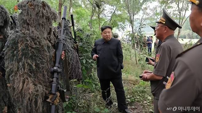 김정은 북한 노동당 총비서 겸 국무위원장이 지난달 27일 조선인민군(북한군) 총참모부직속 특수작전 훈련기지를 방문해 저격수 구분대와 특수작전 구분대 훈련실태를 점검했다고 조선중앙TV가 28일 보도했다. / 사진=뉴시스(조선중앙TV)
