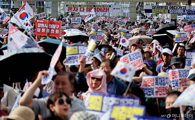 [대구=뉴시스] 이무열 기자 = 21일 대구 동구 동대구역 광장에서 열린 야당탄압·독재정치 국민 규탄대회에서 참석자들이 구호를 외치고 있다. 2025.09.21. lmy@newsis.com /사진=이무열