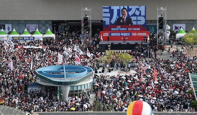 [대구=뉴시스] 이무열 기자 = 장동혁 국민의힘 대표가 21일 대구 동구 동대구역 광장에서 열린 야당탄압·독재정치 국민 규탄대회에서 발언을 하고 있다. 2025.09.21. lmy@newsis.com /사진=이무열