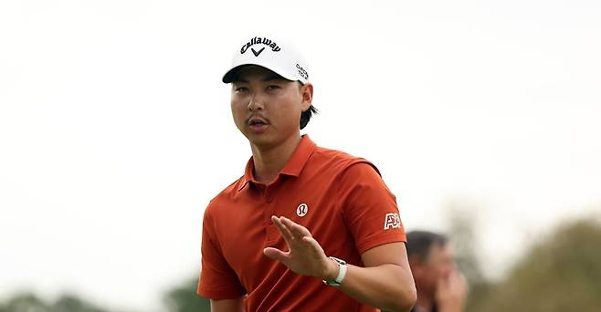 브룩스 켑카와 최종일 챔피언 조로 격돌하는 이민우. [사진=DP월드투어]