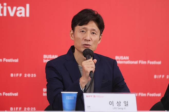 이상일 감독이 21일 부산 해운대구 우동 영화의전당에서 열린 제30회 부산국제영화제 갈라프레젠테이션 ‘국보’ 기자회견에서 인사말을 하고 있다. [연합]