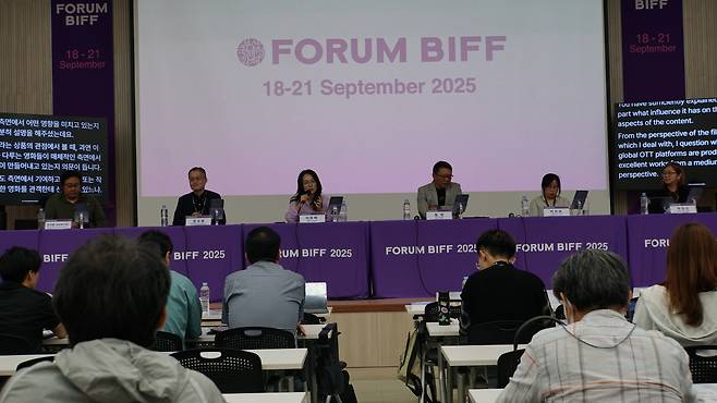 20일 오전 부산 해운대구 영상산업센터에서 제30회 부산국제영화제 포럼 비프 두번째 세션 ‘OTT는 아시아영화 산업을 살리는가, 삼키는가’가 진행되고 있다. [부산국제영화제 제공]