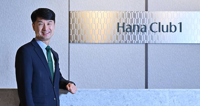 이원휴 하나은행 클럽1 도곡PB센터 지점장이 19일 오후 서울 강남구 하나은행 클럽1 도곡PB센터에서 헤럴드경제와 인터뷰에 앞서 포즈를 취하고 있다. 임세준 기자