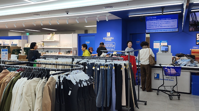 지난 19일 서울 회현동 굿윌스토어 매장. 평일 오후임에도 매장 안에는 약 40명의 시민들이 쇼핑을 즐기고 있었다. 최근 이틀간 해당 매장이 올린 매출만 약 2000만원에 달할 만큼 종합 할인마트 못지않다. 굿윌스토어를 직접 방문해 기증하면 기부금영수증 발급뿐만 아니라 매장에서 쓸 수 있는 20% 할인쿠폰도 받을 수 있다. 유혜림 기자