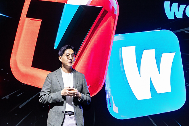 조성현 티빙 최고사업책임자(CBO)가 19일 서울 압구정 쿤스트할레에서 열린 ‘TVING x Wavve 통합 미디어데이’에서 통합 광고 플랫폼 출범을 알리고 있다. [티빙 제공]