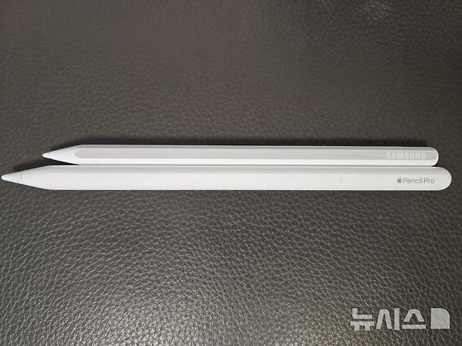 [서울=뉴시스]갤럭시 탭 S11 울트라 구매 시 기본 제공되는 S펜(위쪽)과 애플이 아이패드와 별도로 판매 중인 애플 펜슬 프로의 모습. (사진=윤현성 기자)