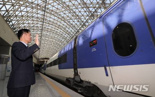 [인천공항=뉴시스]홍찬선 기자 = 이용객 감소로 인해 2018년 3월 인천공항↔서울 구간의 KTX 열차 운행이 잠정 중단된다. 다만 재개 여부도 불투명해 사실상 운항 폐지도 검토 중인 것으로 알려졌다. 사진은 인천공항1터미널에서 역무원이 KTX 열차에 탑승한 승객들에게 손을 흔들고 있다. 2025.09.21.  mania@newsis.com