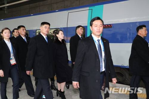 [인천공항=뉴시스]전신 기자 = 김여정 노동당 중앙위원회 제1부부장, 김영남 최고인민회의 상임위원장을 포함한 북 고위급 대표단이 9일 인천공항을 통해 방남, KTX탑승으로 위해 경호를 받으며 이동하고 있다. 2018.02.09. photo1006@newsis.com