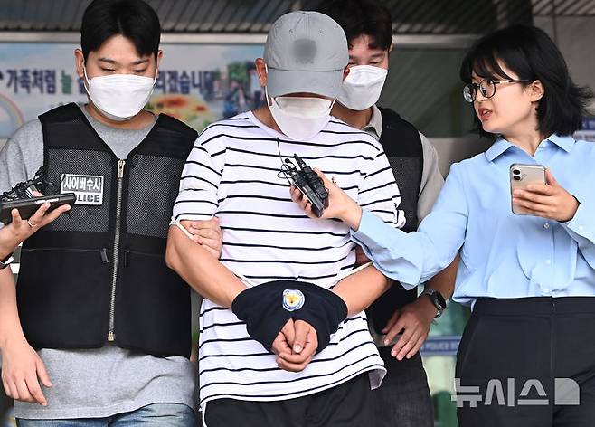 [수원=뉴시스] 김종택 기자 =  KT 무단 소액결제 사건의 피의자인  B(44·중국국적)씨가 지난 18일 구속 전 피의자 심문(영장실질심사)에 출석하기 위해 경기 수원시 영통경찰서 유치장을 나오고 있다. 2025.09.18. jtk@newsis.com