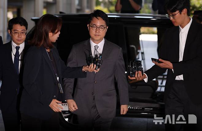 [서울=뉴시스] 김선웅 기자 = 심우정 전 검찰총장이 21일 서울 서초구 서울고등검찰청에 위치한 내란 특검(특별검사 조은석)에 피고발인 신분으로 조사를 받기 위해 출석하고 있다. 심 전 총장은 법원의 윤석열 전 대통령 구속취소 결정 이후 즉시항고를 제기하지 않았다는 이유로 직권남용·직무유기 등 혐의로 고발된 바 있다. 2025.09.21. mangusta@newsis.com