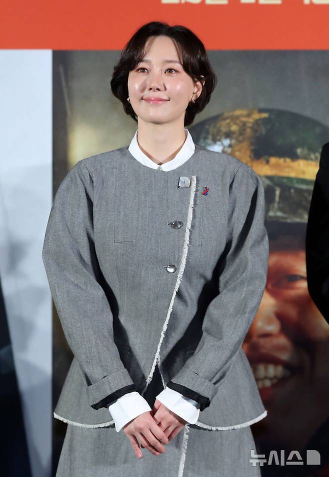 [서울=뉴시스] 김혜진 기자 = 배우 이유영이 8일 오전 서울 용산구 CGV 용산아이파크몰에서 열린 영화 '소방관' 제작보고회에서 인사하고 있다.'소방관'은 2001년 홍제동 화재 참사 사건 당시 열악한 환경 속에서도 화재 진압과 전원 구조라는 단 하나의 목표를 가지고 투입된 소방관들의 상황을 그린 이야기다. 오는 12월 4일 개봉. 2024.11.08. jini@newsis.com