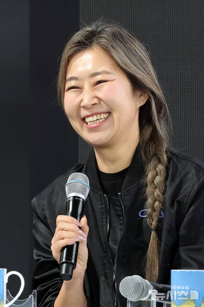 [부산=뉴시스] 박진희 기자 = 매기 강(Maggie Kang) 감독이 21일 부산 해운대구 영화의전당 BIFF 야외무대에서 제30회 부산국제영화제 영화 '케이팝 데몬 헌터스' 오픈토크를 하고 있다. 2025.09.21. pak7130@newsis.com