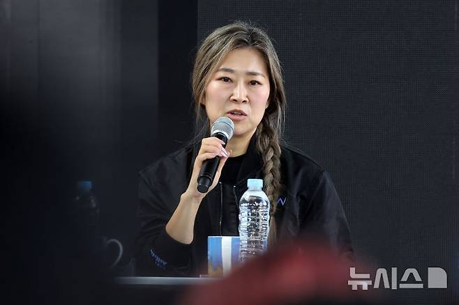 [부산=뉴시스] 박진희 기자 = 매기 강(Maggie Kang) 감독이 21일 부산 해운대구 영화의전당 BIFF 야외무대에서 제30회 부산국제영화제 영화 '케이팝 데몬 헌터스' 오픈토크를 하고 있다. 2025.09.21. pak7130@newsis.com