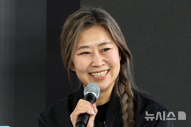 [부산=뉴시스] 박진희 기자 = 매기 강(Maggie Kang) 감독이 21일 부산 해운대구 영화의전당 BIFF 야외무대에서 제30회 부산국제영화제 영화 '케이팝 데몬 헌터스' 오픈토크를 하고 있다. 2025.09.21. pak7130@newsis.com