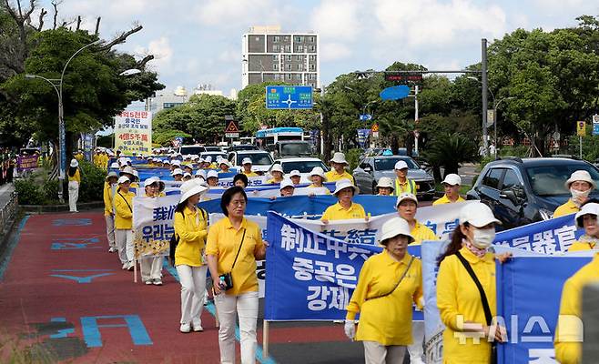 [제주=뉴시스] 우장호 기자 = 21일 오후 제주시 연동 일원에서 한국파룬따파불학회 회원들이 중국 공산당 해체와 파룬궁 수련생에 대한 인권탄압 중단을 촉구하는 거리행진을 하고 있다. 2025.09.21. woo1223@newsis.com