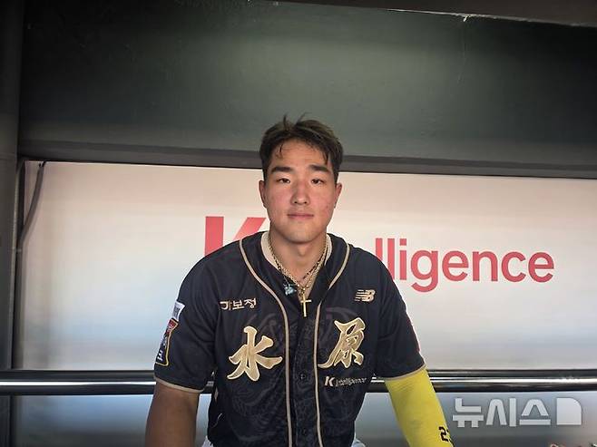 [수원=뉴시스] 김희준 기자 = KT 위즈의 안현민이 21일 수원 KT위즈파크에서 벌어진 삼성 라이온즈와의 경기를 마친 뒤 취재진과 인터뷰를 하고 있다. 2025.09.21jinxijun@newsis.com