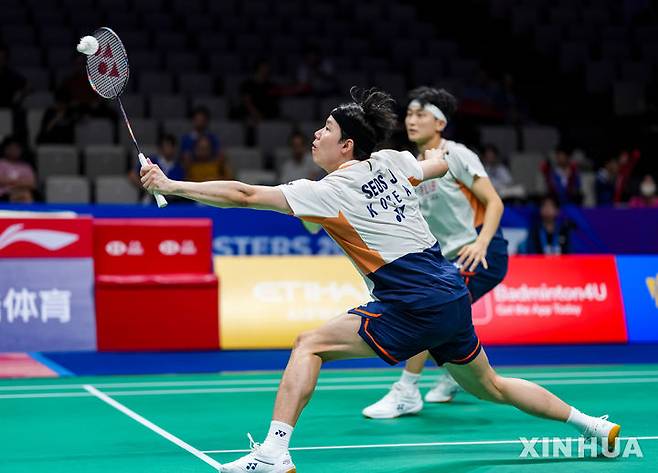 [선전=신화/뉴시스] 서승재(왼쪽)-김원호 조(1위)가 19일(현지 시간) 중국 광둥성 선전 아레나에서 열린 '2025 세계배드민턴연맹(BWF) 리닝 중국 마스터스(슈퍼750) 남자 복식 8강전에서 호키 다쿠로-고바야시 유고 조(11위·일본)와 경기하고 있다. 서승재-김원호가 2-1(11-21 21-6 21-17) 역전승을 거두고 4강에 올랐다. 2025.09.20.