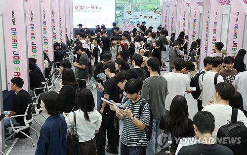 상담 기다리는 취업준비생들 [연합뉴스 자료사진]