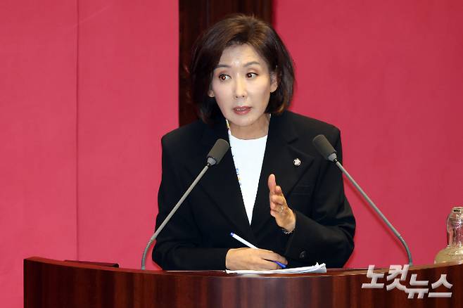 19일 서울 여의도 국회에서 열린 제429회국회(정기회) 제8차 본회의 교육·사회·문화에 관한 질문에서 국민의힘 나경원 의원이 질의를 하고 있다. 윤창원 기자