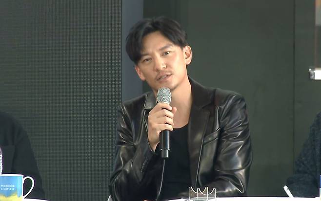 제30회 부산국제영화제 플래시 포워드 초청작 '루의 운수 좋은 날'의 배우 장첸이 20일 오후 부산 해운대구 영화의전당 비프(BIFF) 야외무대에서 열린 오픈 토크에 참석해 관객들과 이야기를 나누고 있다. 화면 캡처