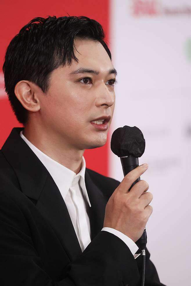 배우 요시자와 료가 21일 부산 해운대구 우동 영화의전당에서 열린 제30회 부산국제영화제 갈라프레젠테이션 '국보' 기자회견에서 질문에 답하고 있다. 연합뉴스