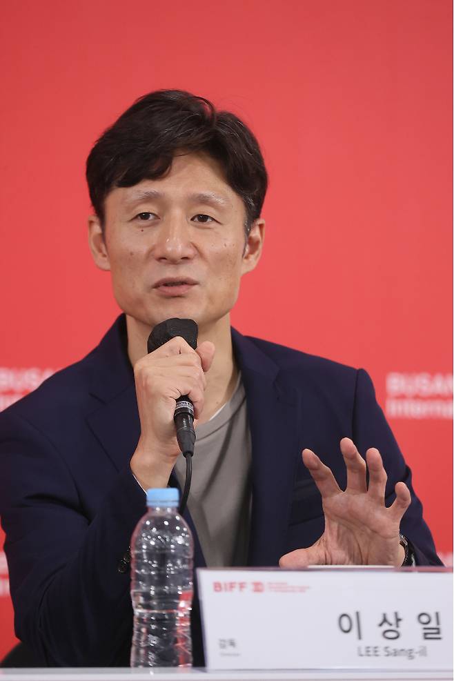 이상일 감독이 21일 부산 해운대구 우동 영화의전당에서 열린 제30회 부산국제영화제 갈라프레젠테이션 '국보' 기자회견에서 질문에 답하고 있다. 연합뉴스