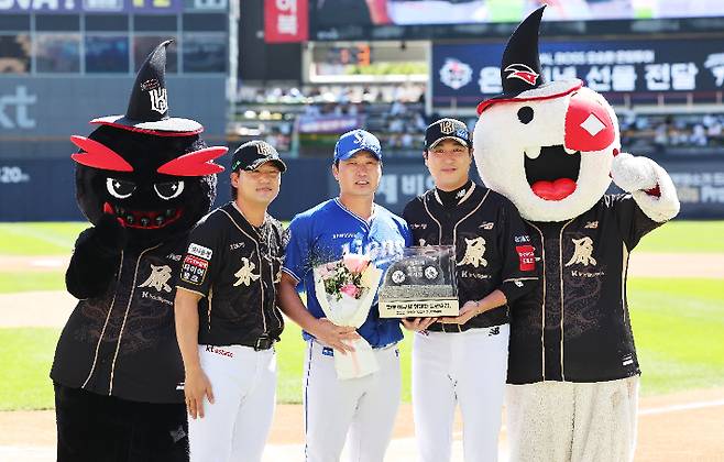 은퇴 투어 중인 프로야구 삼성 라이온즈 오승환이 21일 경기도 수원 케이티 위즈 파크에서 열린 kt 위즈와의 경기에 앞서 kt 우규민(오른쪽)과 김상수로부터 은퇴 기념 선물을 전달받은 후 기념 촬영을 하고 있다. 연합뉴스