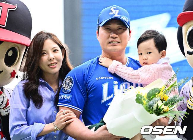 [OSEN=잠실, 지형준 기자] 20일 서울 잠실구장에서 ‘2025 신한 SOL Bank KBO리그’ LG 트윈스와 삼성 라이온즈의 경기가 열렸다.LG는 외국인 투수 톨허스트를, 삼성은 원태인을 선발투수로 내세웠다.경기에 앞서 삼성 오승환 은퇴투어가 진행됐다. 오승환이 가족들과 기념 촬영을 하고 있다. 2025.09.20 /jpnews@osen.co.kr