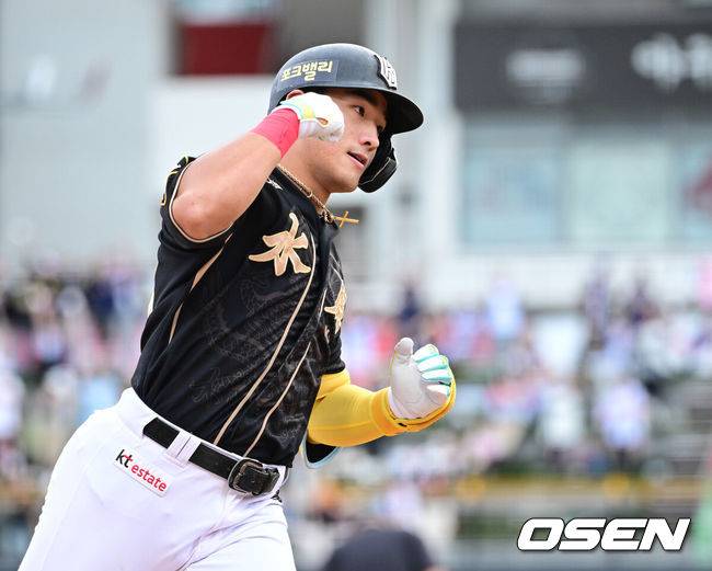 [OSEN=수원, 최규한 기자] 20일 수원 KT위즈파크에서 ‘2025 신한 SOL Bank KBO리그’ KT 위즈와 한화 이글스의 경기가 열렸다.홈팀 KT는 고영표, 방문팀 한화는 코디 폰세를 선발로 내세웠다.1회말 무사 1, 2루 상황 KT 안현민이 선제 좌월 스리런포를 날리고 그라운드를 돌며 기뻐하고 있다. 2025.09.20 / dreamer@osen.co.kr