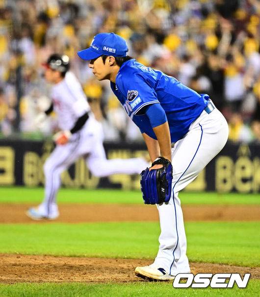 [OSEN=잠실, 지형준 기자] 20일 서울 잠실구장에서 ‘2025 신한 SOL Bank KBO리그’ LG 트윈스와 삼성 라이온즈의 경기가 열렸다.LG는 외국인 투수 톨허스트를, 삼성은 원태인을 선발투수로 내세웠다.6회말 2사 3루에서 삼성 원태인이 LG 오지환의 중견수 뒤 2루타 타구를 김지찬이 놓치자 아쉬워하고 있다. 2025.09.20 /jpnews@osen.co.kr