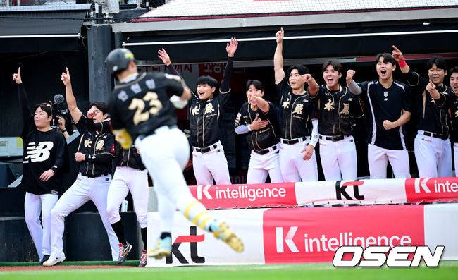 [OSEN=수원, 최규한 기자] 20일 수원 KT위즈파크에서 ‘2025 신한 SOL Bank KBO리그’ KT 위즈와 한화 이글스의 경기가 열렸다.홈팀 KT는 고영표, 방문팀 한화는 코디 폰세를 선발로 내세웠다.1회말 무사 1, 2루 상황 KT 안현민이 선제 좌월 스리런포를 날렸다다. 안현민을 향해 환호하는 KT 더그아웃. 2025.09.20 / dreamer@osen.co.kr
