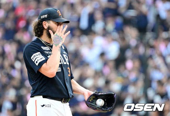 [OSEN=수원, 최규한 기자] 20일 수원 KT위즈파크에서 ‘2025 신한 SOL Bank KBO리그’ KT 위즈와 한화 이글스의 경기가 열렸다.홈팀 KT는 고영표, 방문팀 한화는 코디 폰세를 선발로 내세웠다.1회말 무사 1, 2루 상황 KT 안현민에게 좌월 스리런포를 내준 한화 선발 코디 폰세가 아쉬워하고 있다. 2025.09.20 / dreamer@osen.co.kr