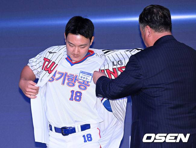 [OSEN=이대선 기자] 17일 오후 7일 오후 서울 롯데호텔 월드에서 ‘2026 KBO 신인 드래프트’가 열렸다.이번 드래프트는 전면 드래프트 방식으로 총 11라운드에 걸쳐 진행된다. 대상자는 총 1천261명으로, 고등학교 졸업 예정자 930명, 대학교 졸업 예정자 216명, 얼리 드래프트 신청자 51명, 해외 아마추어·프로 출신 선수 19명이다. 이 중 최대 110명이 KBO 10개 구단의 부름을 받게 된다.LG에 지명된 경기항공고 양우진이 기념촬영을 하고 있다. 2025.09.17 /sunday@osen.co.kr