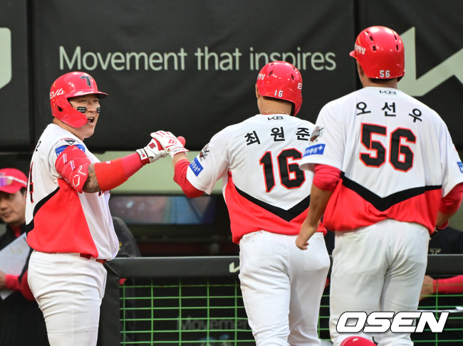 최형우가 최원준의 득점을 환영하고 있다./OSEN DB