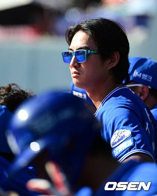 [OSEN=수원, 조은정 기자]21일 수원 KT위즈파크에서 ‘2025 신한 SOL Bank KBO리그’ KT 위즈와 삼성 라이온즈의 경기가 열렸다.KT는 외국인 투수 헤이수스를, 삼성은 양창섭을 선발투수로 내세웠다.삼성 구자욱이 경기를 지켜보고 있다. 2025.09.21 /cej@osen.co.kr