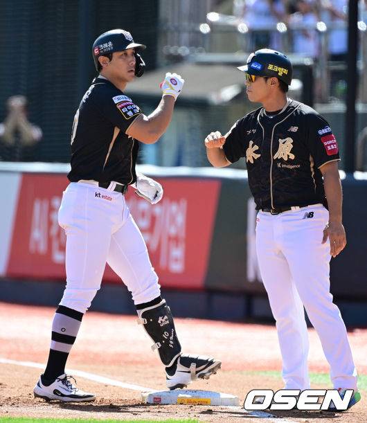 [OSEN=수원, 조은정 기자]21일 수원 KT위즈파크에서 ‘2025 신한 SOL Bank KBO리그’ KT 위즈와 삼성 라이온즈의 경기가 열렸다.KT는 외국인 투수 헤이수스를, 삼성은 양창섭을 선발투수로 내세웠다.1회말 2사 만루 KT 황재균이 선제 2타점 적시타를 날린 뒤 베이스를 밟고 있다. 2025.09.21 /cej@osen.co.kr