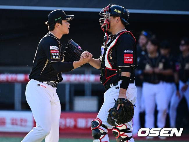 [OSEN=수원, 조은정 기자]KT가 구자욱이 무릎 부상으로 결장한 4위 삼성을 0.5경기 차이로 따라붙었다. 프로야구 KT 위즈는 21일 수원KT위즈파크에서 열린 2025 신한 SOL뱅크 KBO리그 삼성 라이온즈와의 시즌 마지막 맞대결(16차전)에서 6-3으로 승리했다. KT 박영현, 장성우가 가 승리를 기뻐하고 있다. 2025.09.21 /cej@osen.co.kr