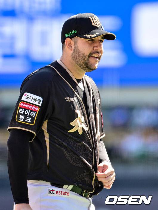 [OSEN=수원, 조은정 기자]21일 수원 KT위즈파크에서 ‘2025 신한 SOL Bank KBO리그’ KT 위즈와 삼성 라이온즈의 경기가 열렸다.KT는 외국인 투수 헤이수스를, 삼성은 양창섭을 선발투수로 내세웠다.1회초 무실점으로 이닝을 막아낸 KT 헤이수스가 더그아웃으로 향하고 있다. 2025.09.21 /cej@osen.co.kr