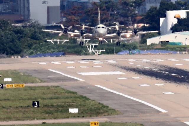 ▲지난달 경북 포항시 남구에 있는 포항경주공항에서 작업자가 파란색 천으로 덮인 활주로 끝 방위각시설(로컬라이저)의 개선 공사를 벌이고 있다. ⓒ연합뉴스