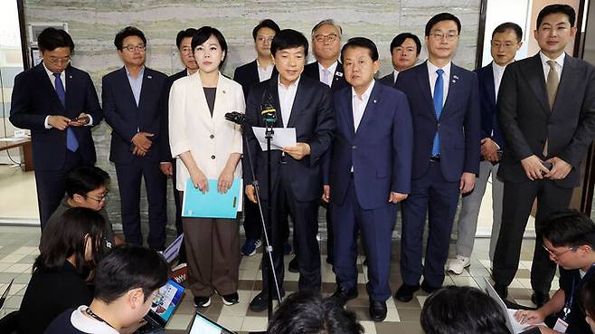 더불어민주당 3대특검 종합대응 특별위원회 전현희 위원장 등이 18일 '윤석열·김건희 등의 국정농단 사건 진상규명을 위한 전담재판부 설치에 관한 법률안'을 제출한 뒤 브리핑하고 있다.