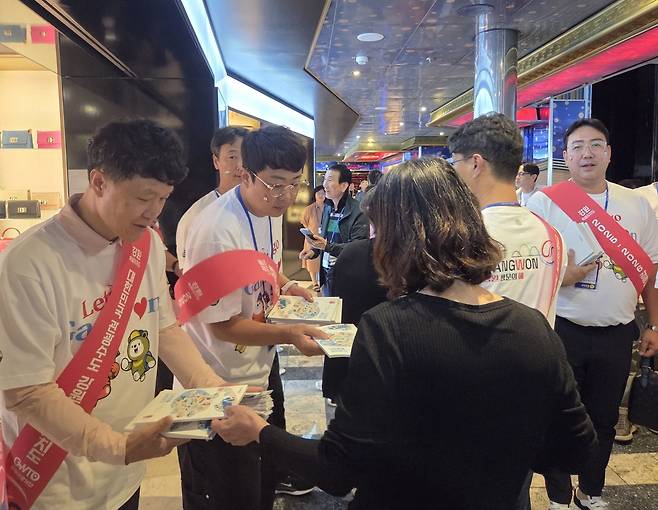 강원관광재단 관계자 등이 크루즈 탑승객을 대상으로 강원도를 홍보하고 있다. 배상철 기자