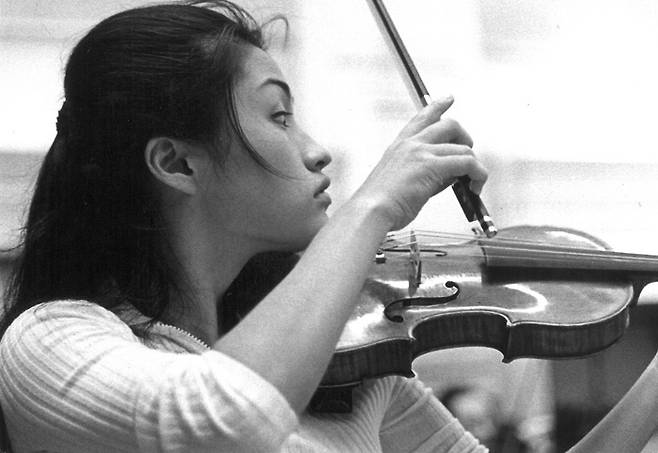 1970년대 바이올린을 연주중인 정경화. 세계일보 자료사진