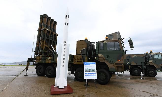중거리 지대공유도무기(M-SAM) 미사일과 발사대가 전시되어 있다. 세계일보 자료사진