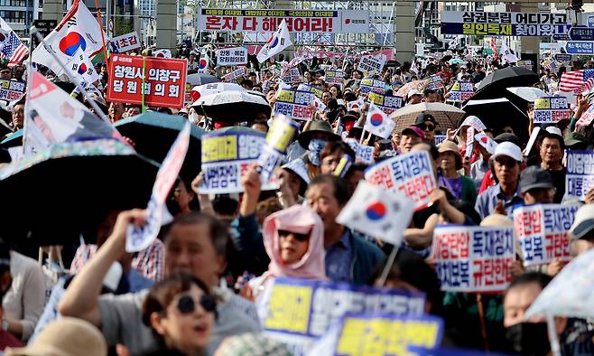 21일 대구 동구 동대구역 광장에서 열린 야당탄압·독재정치 국민 규탄대회에서 참석자들이 구호를 외치고 있다. 대구=뉴시스