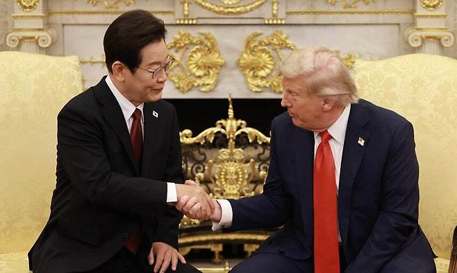 지난 8월 25일(현지시간) 이재명 대통령과 도널드 트럼프 미 대통령이 미국 워싱턴DC 백악관에서 정상회담 중 악수하고 있다. 연합뉴스