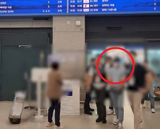 지난 16일 오후 2시쯤 KT 무단 소액결제 사건의 용의자 중 한 명인 40대 중국 국적 남성이 인천공항에서 검거된 모습. 또 다른 중국 남성도 같은 날 오후 2시53분쯤 서울 영등포구 일대에서 경찰에 붙잡혔다. 경기남부경찰청 제공