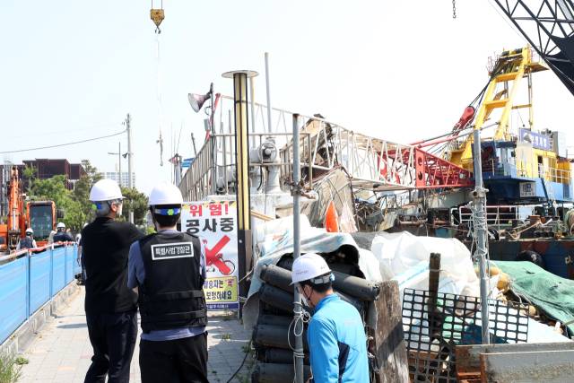 지난 2022년 5월 25일 경북 포항시 북구 동빈내항 보강공사 현장에서 크레인이 넘어져 특별사법경찰관 등이 현장을 조사하고 있다. 포항=연합뉴스